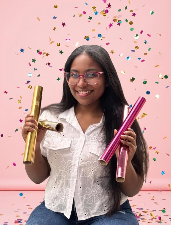 Yo soy Mayra. Especialista en papelería fina y acabados metalizados. Para mi, la verdadera calidad no solo se diseña: se elabora a mano con paciencia, amor y absoluta precisión. Cada uno de sus proyectos combina el brillo del foil con el cariño