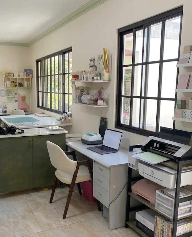 Un rincón creativo diseñado para dar vida a momentos inolvidables. Nuestro estudio es el espacio donde las ideas se transforman en piezas tangibles: entre detalles, cajas y colores, papeles de alta calidad, metalizados y herramientas artesanales.